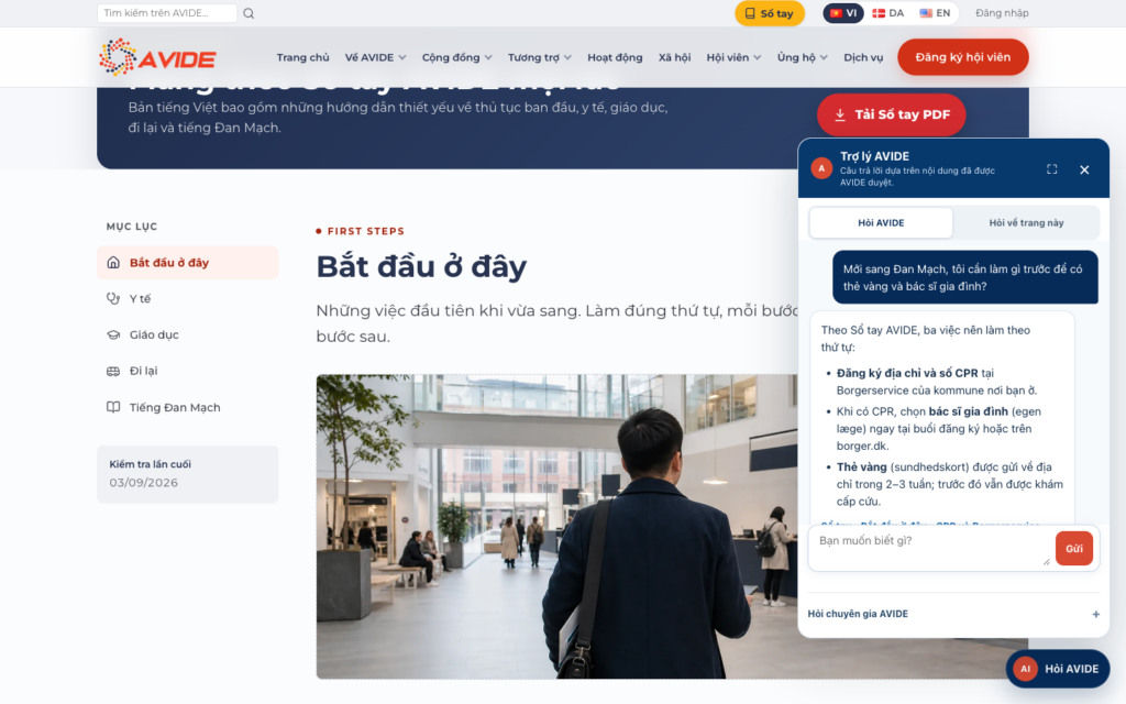 Trợ lý AVIDE trên trang Sổ tay (hình mô phỏng): hỏi bằng tiếng Việt, trả lời kèm link tới bài để tự đọc thêm.